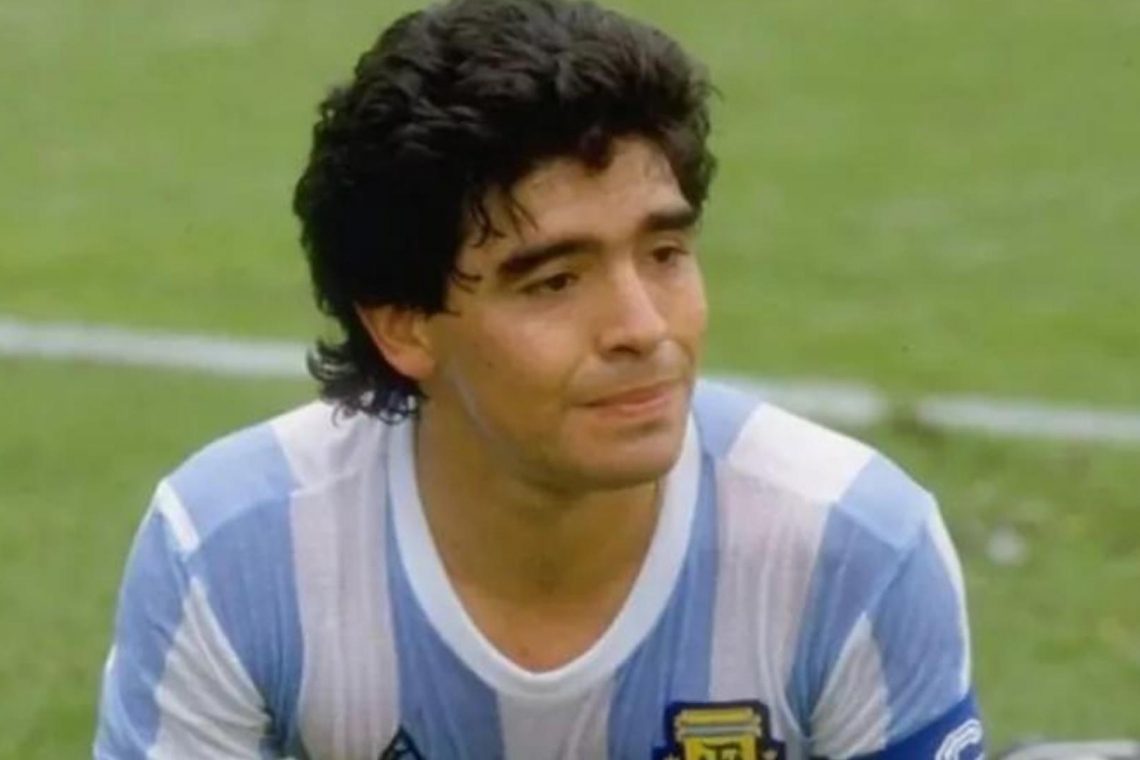 Na dražbi dres, ki ga je Maradona nosil ob božji roki