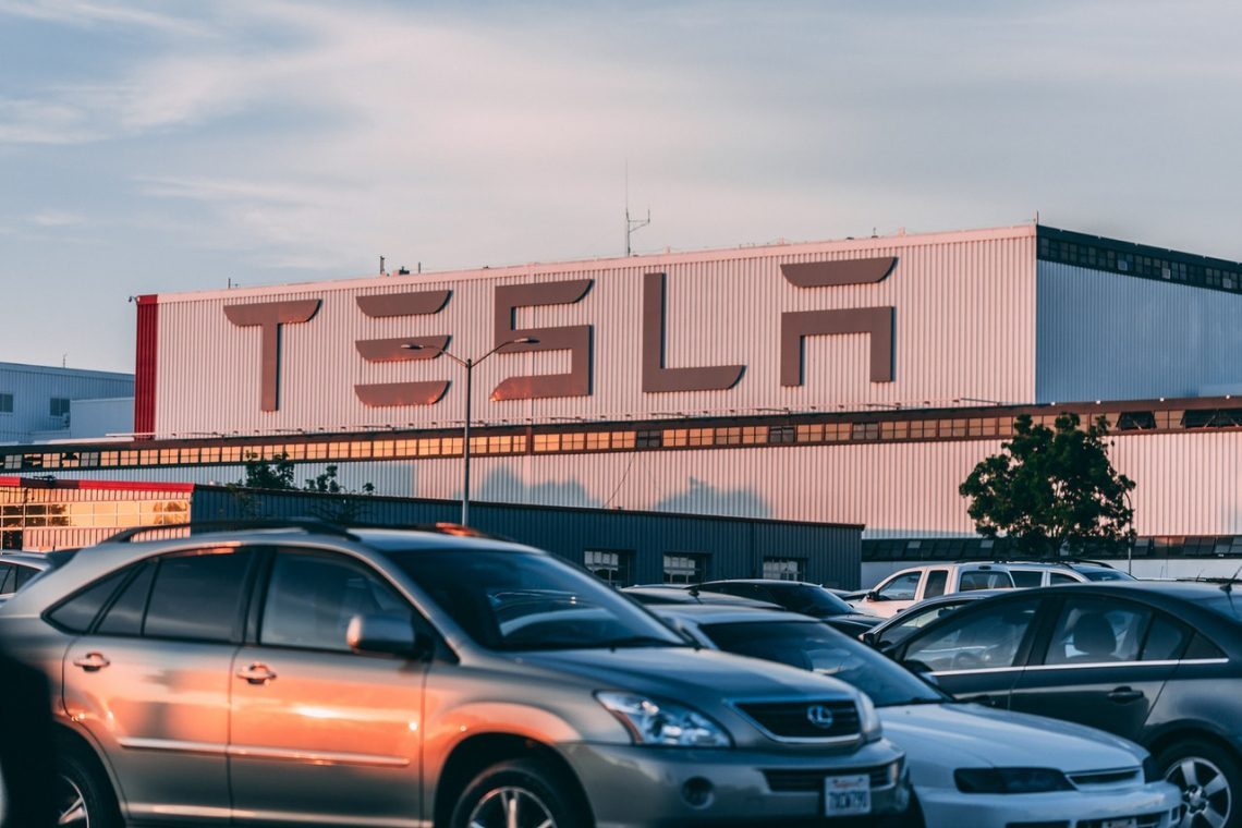 Musk prodal za štiri milijarde Teslinih delnic