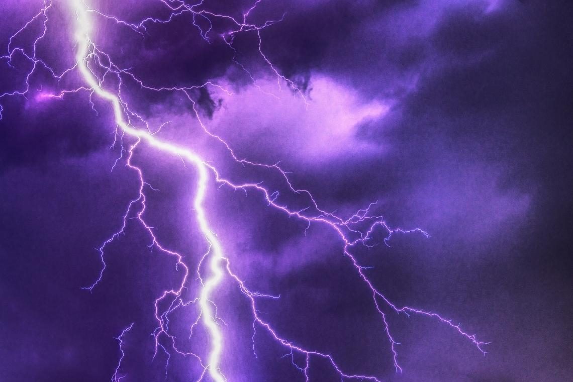 Udar strele na Malem Triglavu poškodoval 10 planincev