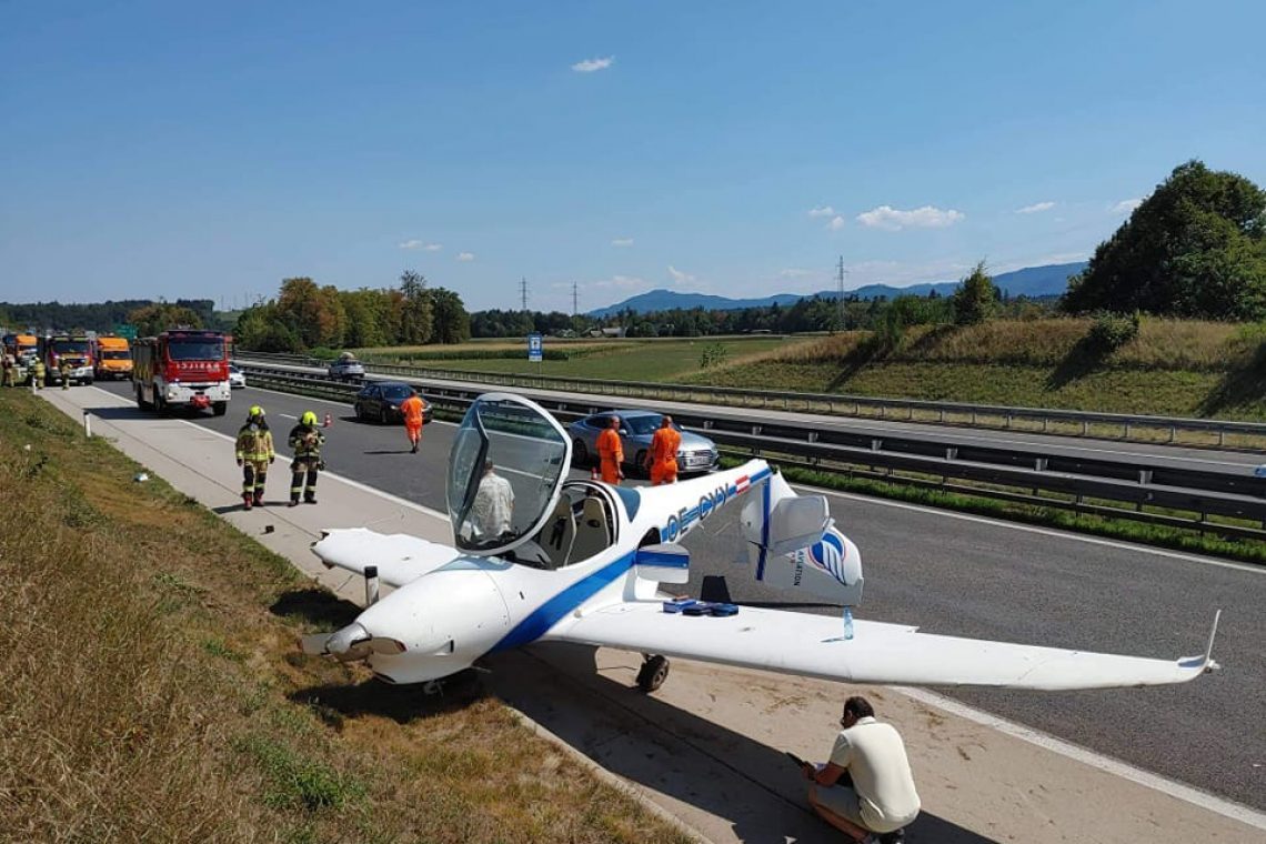 Na gorenjski avtocesti pri Brezjah zasilno pristalo manjše letalo