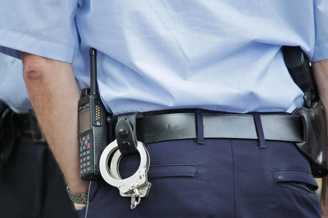 Fizično se je spravil na policistko, sledi mu kazenska ovadba