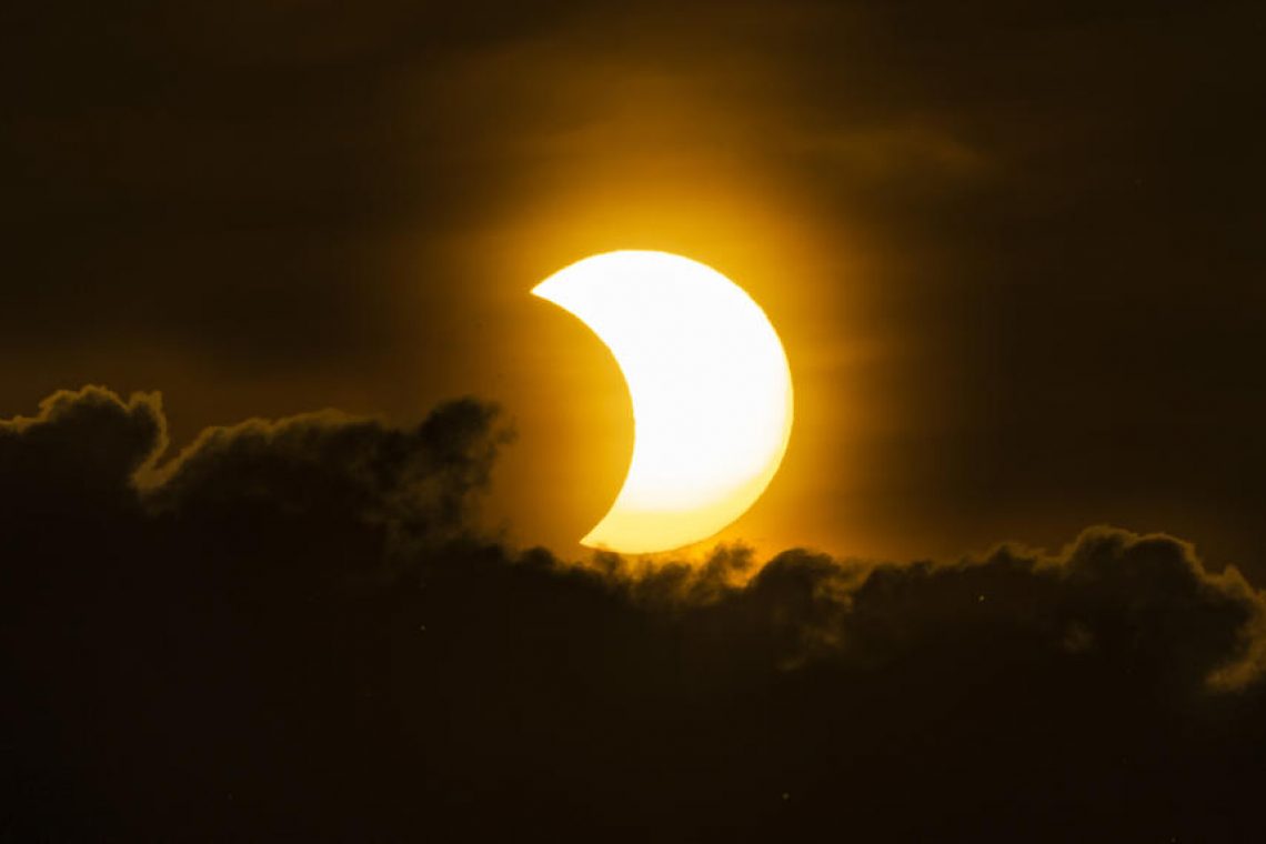 Opoldne bo mogoče opazovati delni Sončev mrk