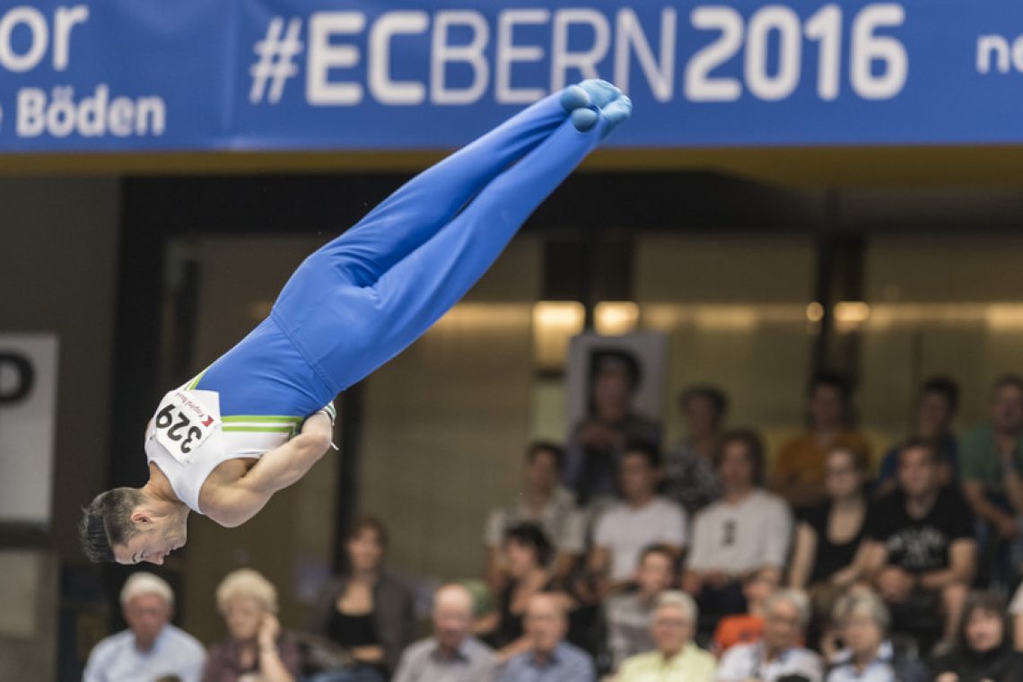 Nikolaj Božič v ozadju na SP v gimnastiki