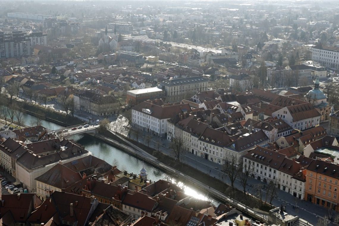 Slovenija v prvi polovici leta s 1550 več prebivalci