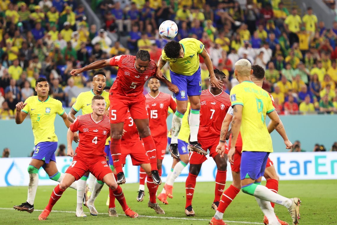 Brazilija po zadetku Casemira do zmage in osmine finala
