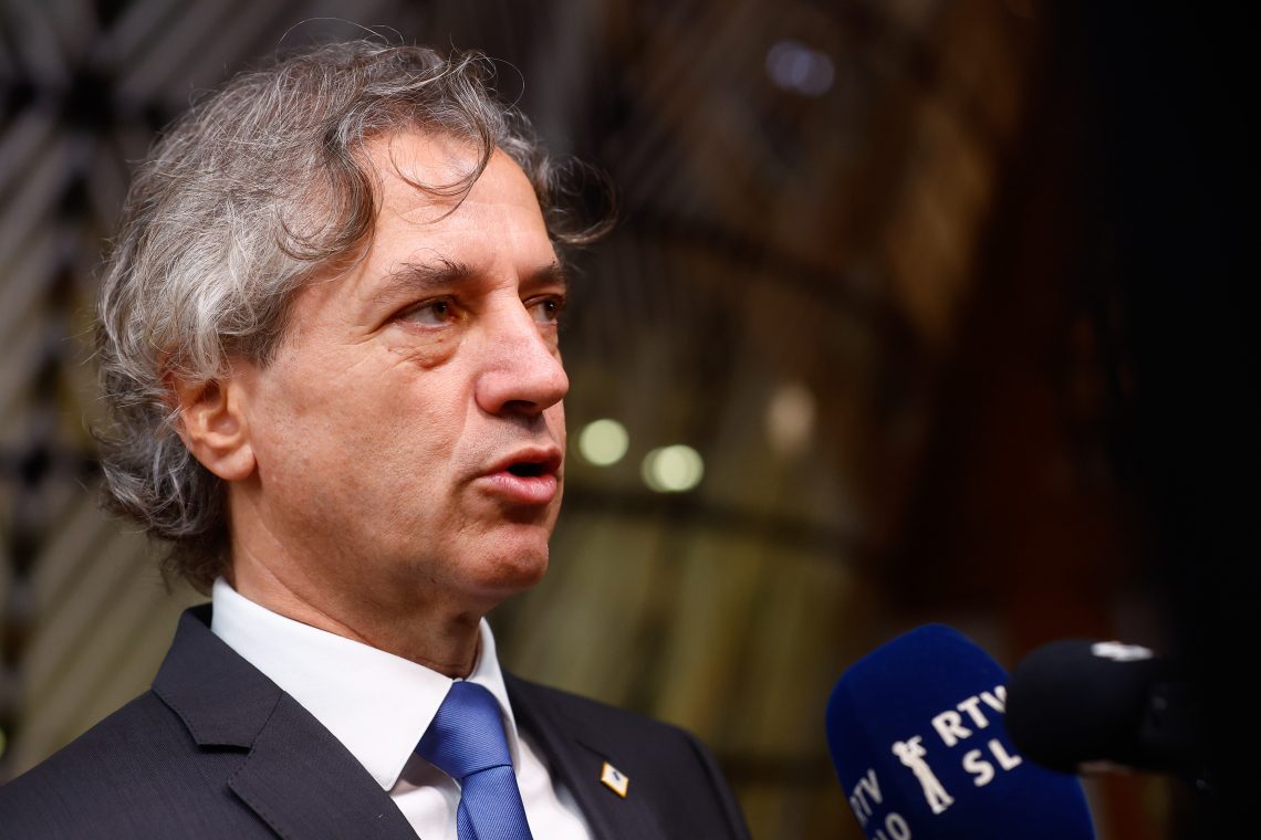 Golob pričakuje pojasnila Lindava o domnevnih političnih pritiskih
