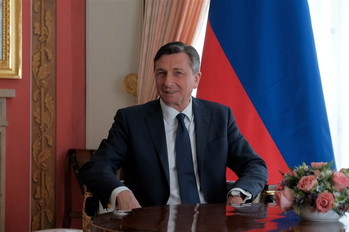 Pahor je tradicionalno sprejel Luč miru iz Betlehema