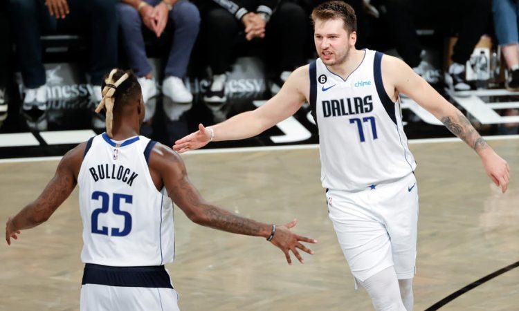 Luka Dončić tudi letos obdaril bolne otroke