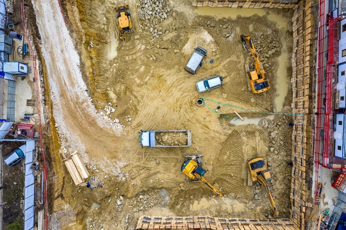 Na gradbišču v Mariboru oseba padla v približno deset metrov globok jašek