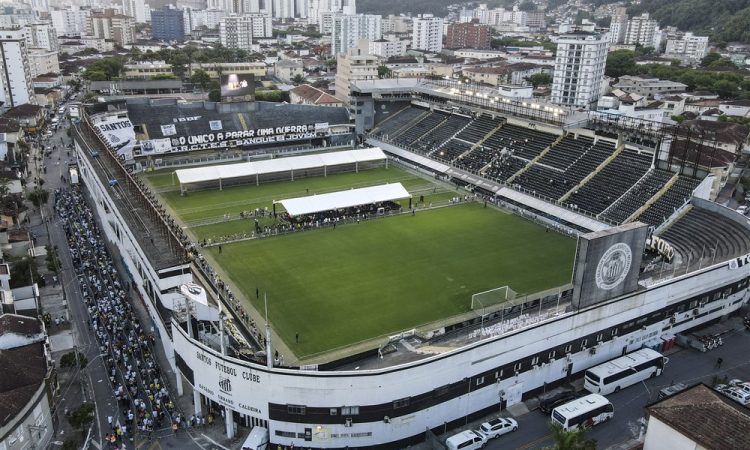 Na stadionu Santosa se je od Peleja poslovilo 230.000 ljudi