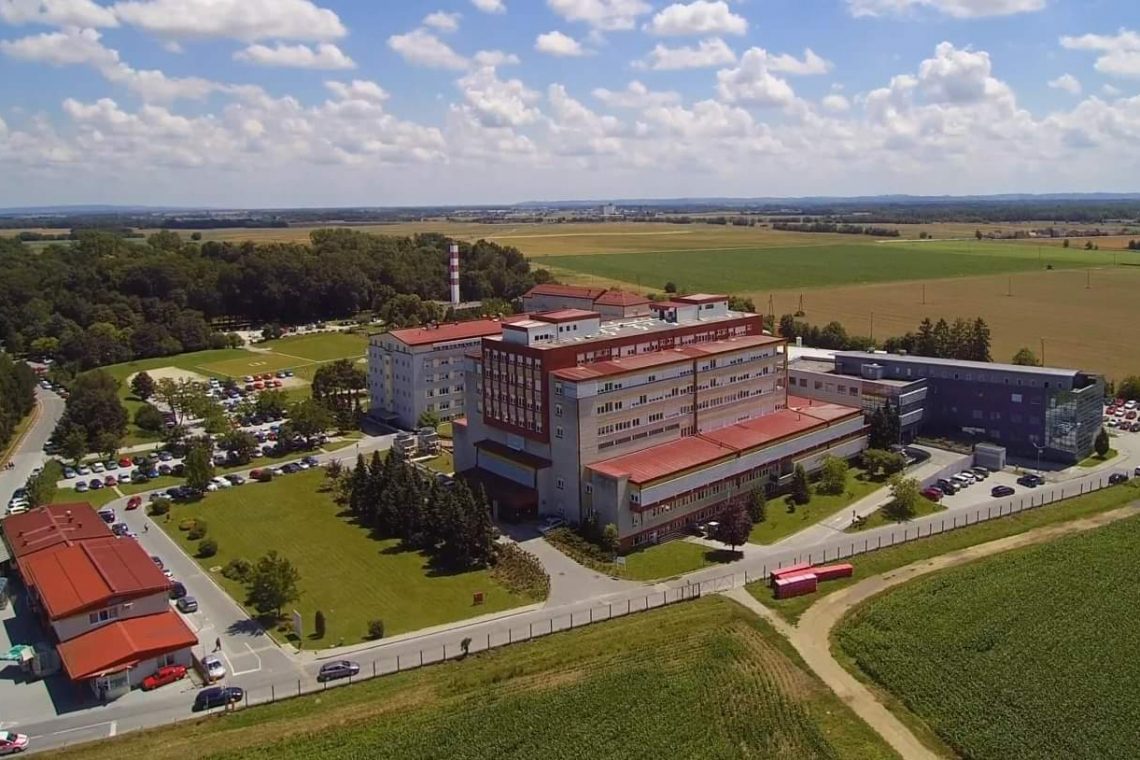 Starejši bolnik med poskusom pobega padel iz prvega nadstropja murskosoboške bolnišnice
