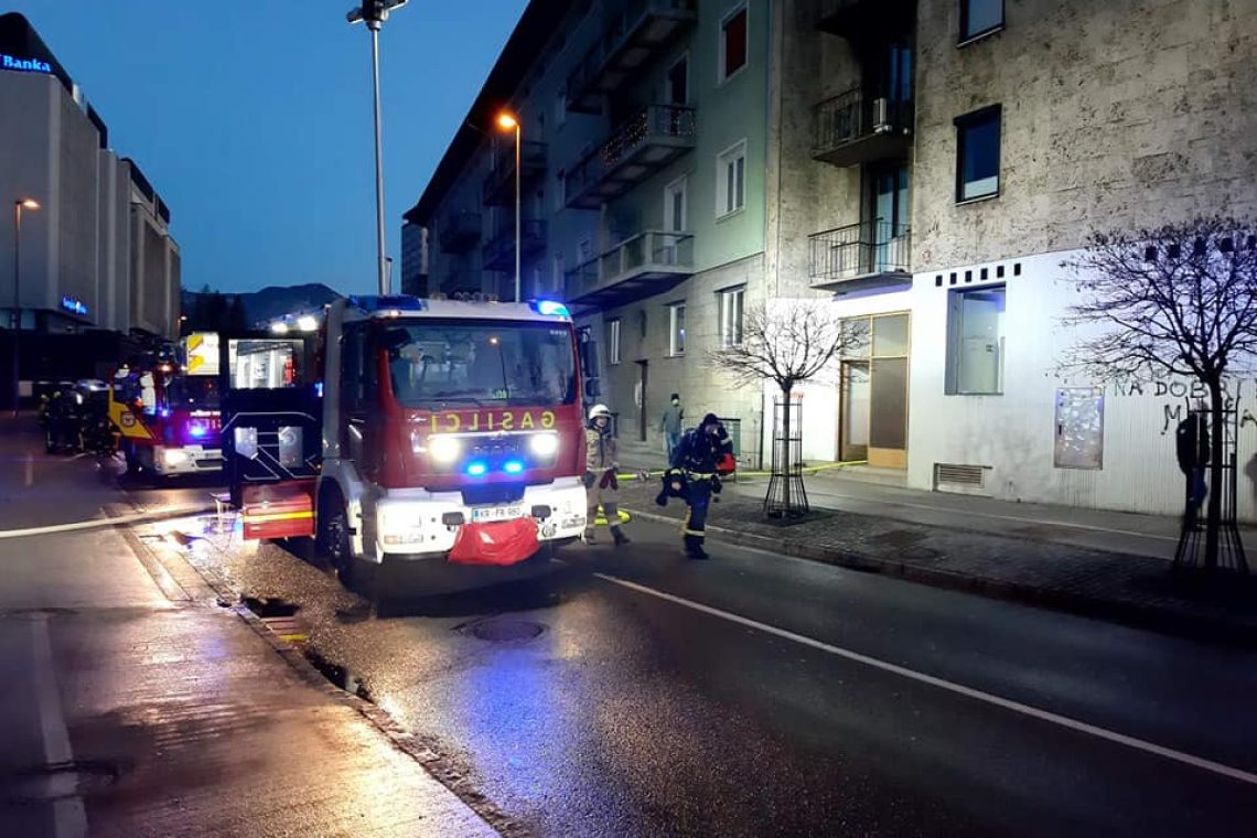 V Kranju pogorelo stanovanje v večstanovanjski stavbi, dve osebi poškodovani