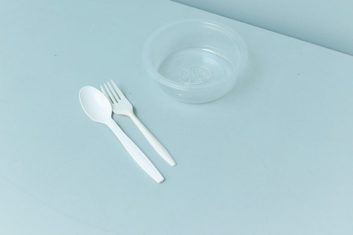V Angliji z oktobrom prepovedani plastični izdelki za enkratno uporabo