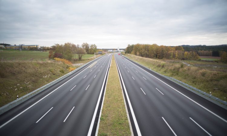 Jutranjo nesrečo na pomurski avtocesti povzročil voznik avtobusa