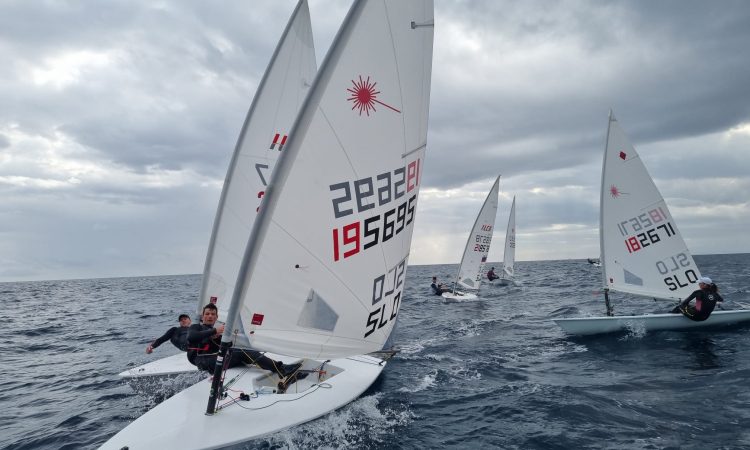 Jadralci leta 2022 Vodišek in posadka Mrak-Božič