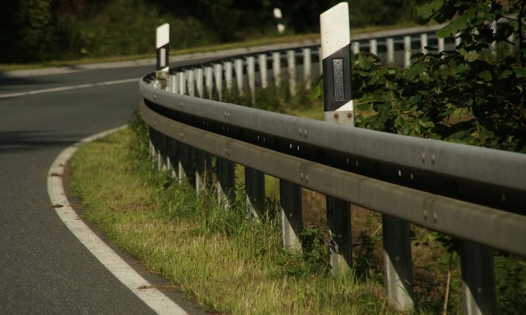 Pri Velenju v prometni nesreči huje poškodovan moški