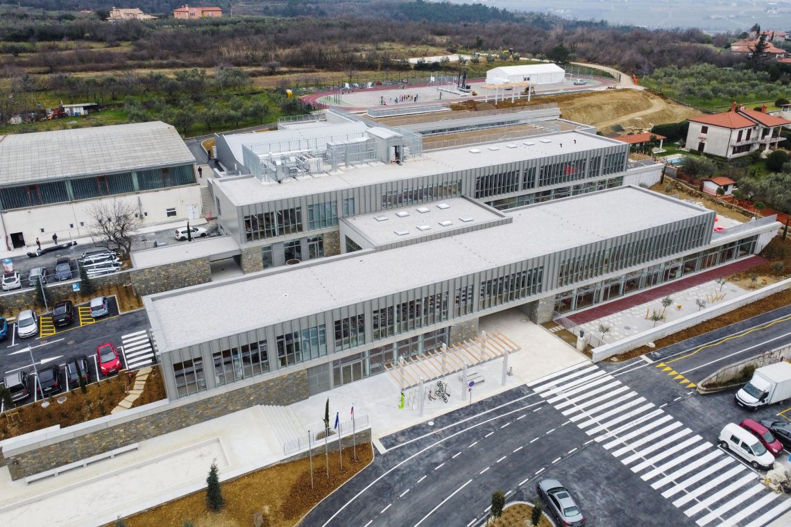 Na Škofijah odprli novo šolo z 18 oddelki