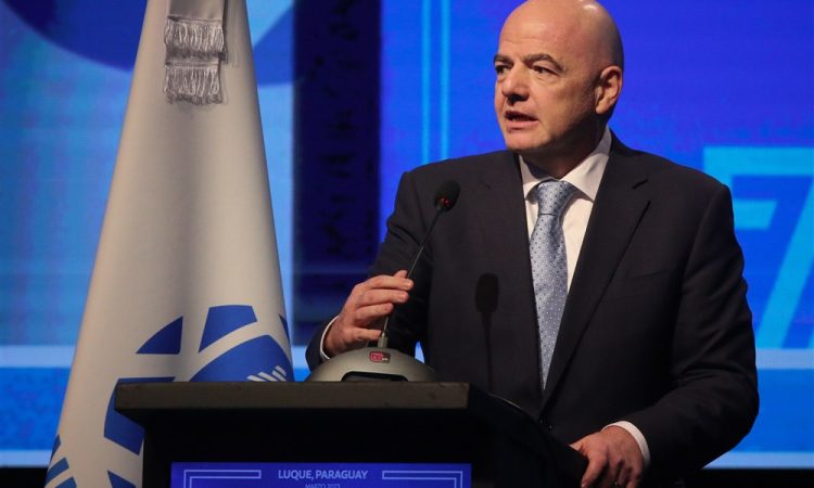 Argentina iz drugega na prvo mesto lestvice Fife