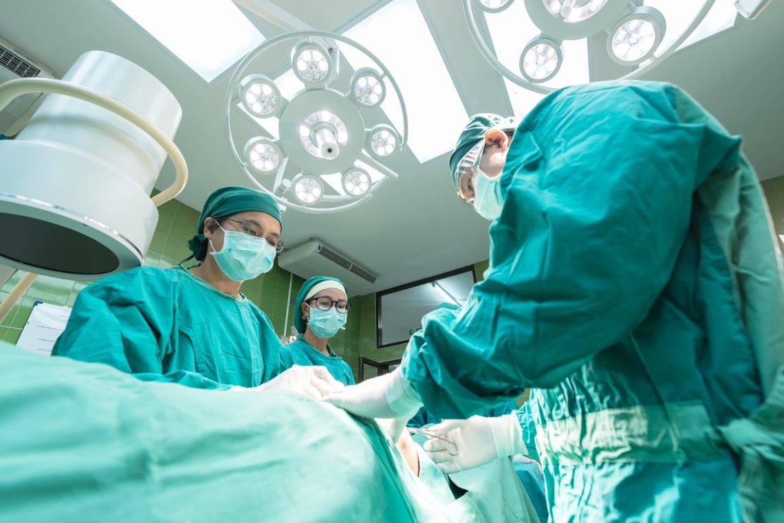 Deklica Eva uspešno prestala operacijo v ZDA