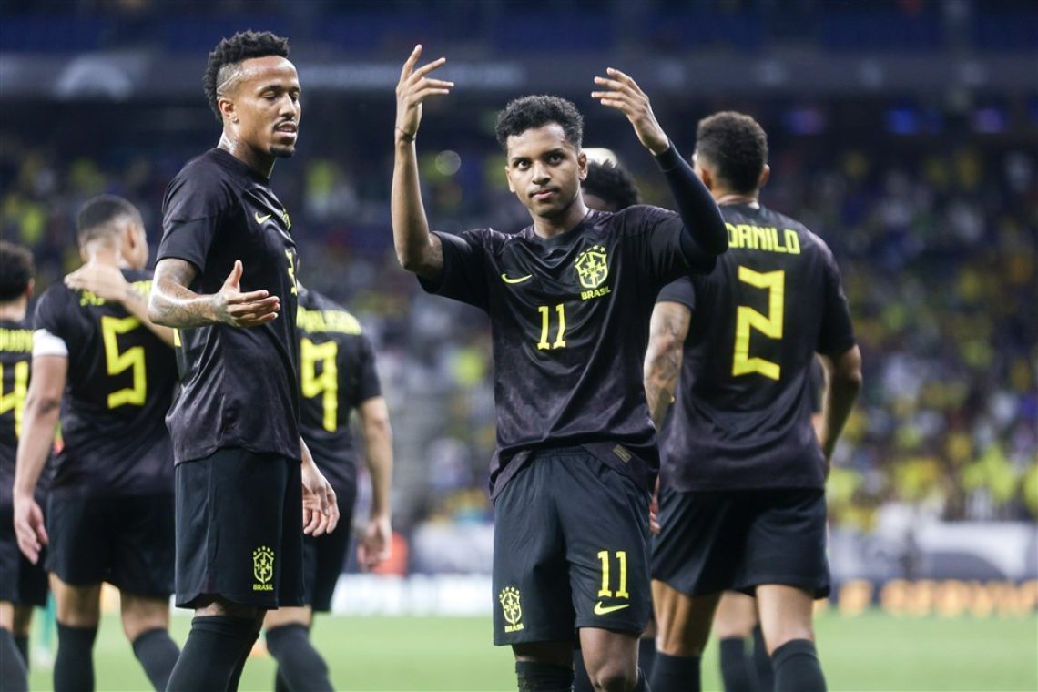 Brazilci na prijateljski tekmi s črnimi dresi