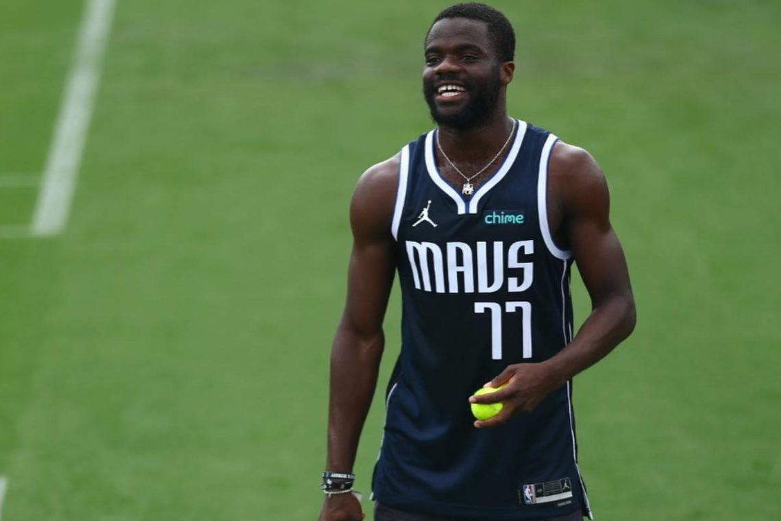 Tiafoe na sveti travi v dresu Dončića