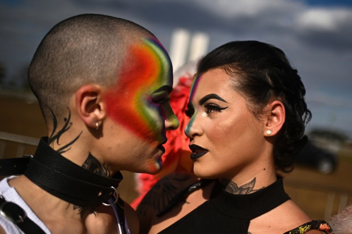 Enakost pripadnikov skupnosti LGBTI se v Evropi kljub napadom krepi