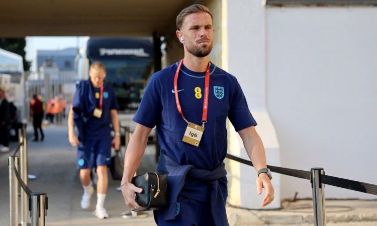 Kapetan Liverpoola Henderson podpisal za savdski Al-Etifak 