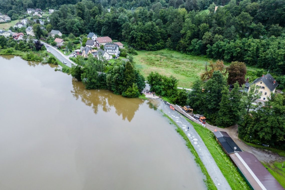 Na Prevaljah pričakujejo montažni most, v regiji pomagajo številni prostovoljci 
