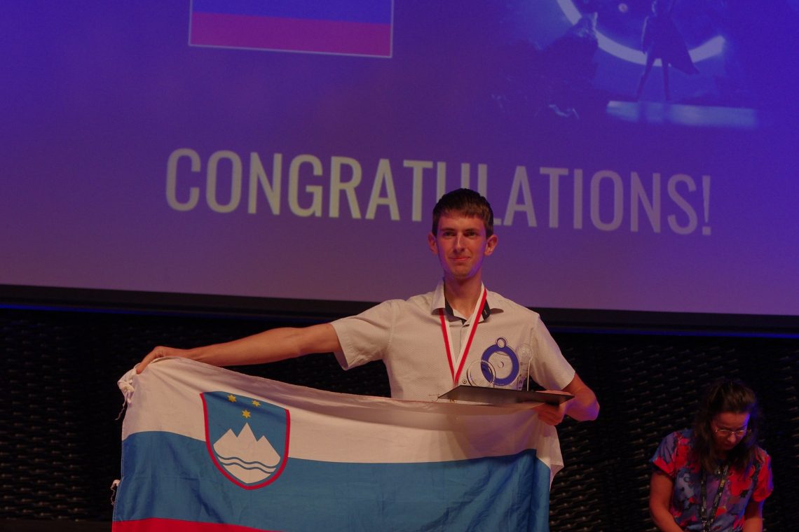 Slovenski dijak Peter Andolšek najboljši mladi astronom na svetu