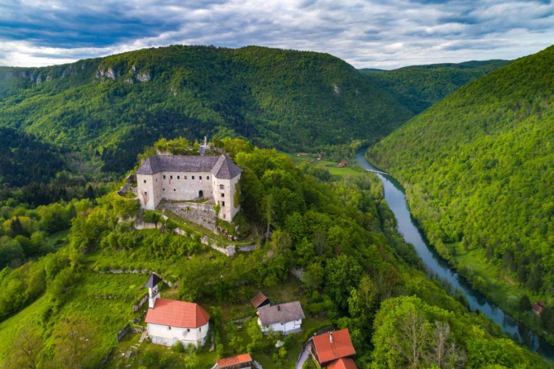 Občini Kostel za urejanje gradu Kostel odobrenih 92.000 evrov