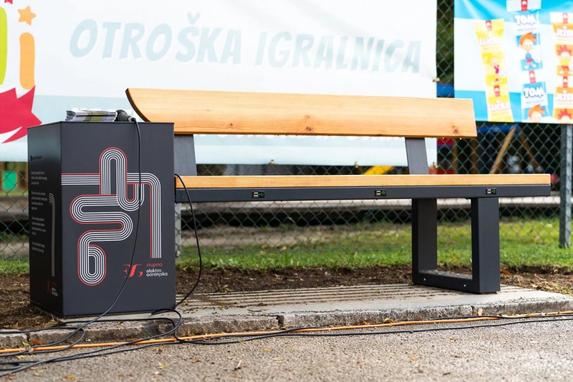 Kranj bogatejši za štiri urbane eko pametne klopi