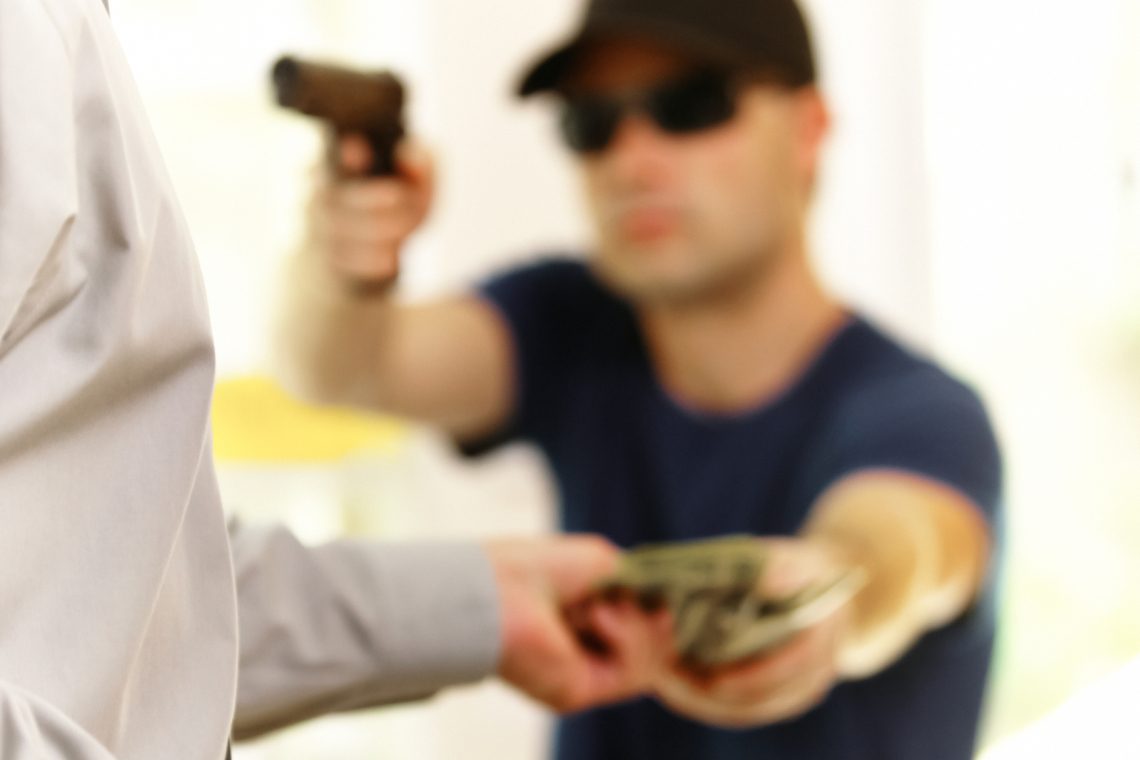 Policisti iščejo oboroženega roparja prodajalne v Grosupljem