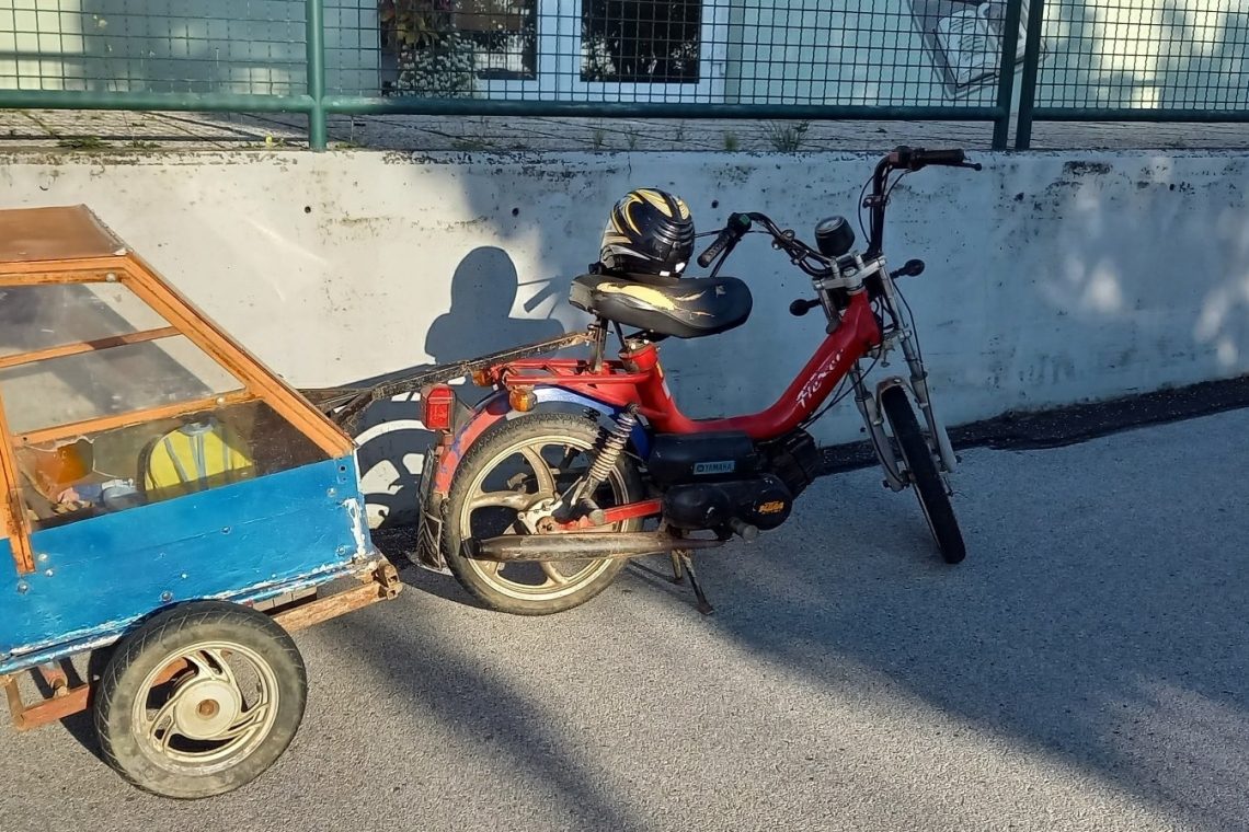 Otroka peljal v vrtec v doma narejenem priklopniku mopeda