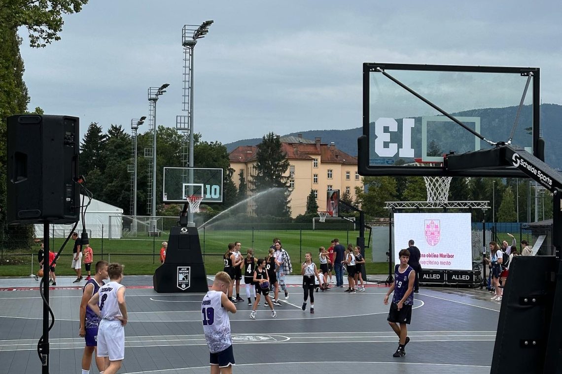 Pri Ljudskem vrtu odprli košarkarsko igrišče Iva Daneua 