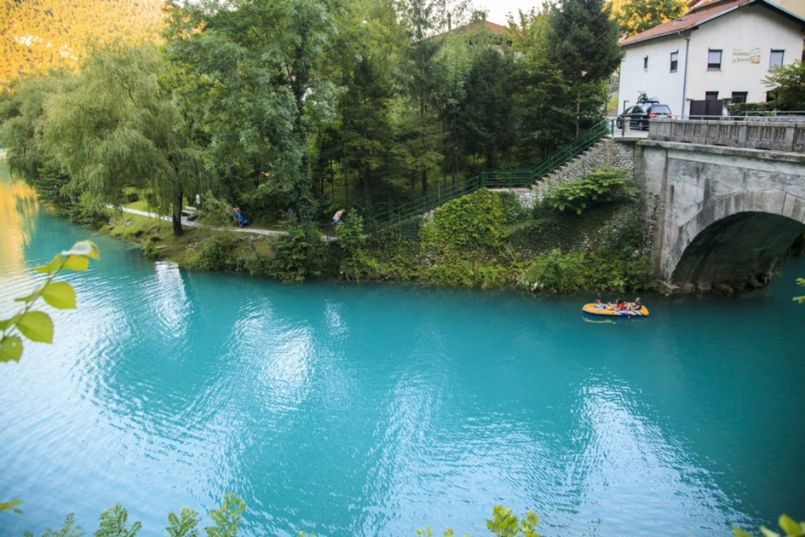 Med raftanjem na Soči pri naselju Trnovo eden umrl, dva poškodovana 