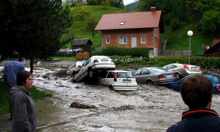 Vlada za odpravo škode po ujmah iz proračunske rezerve zagotovila 238,3 milijona evrov 