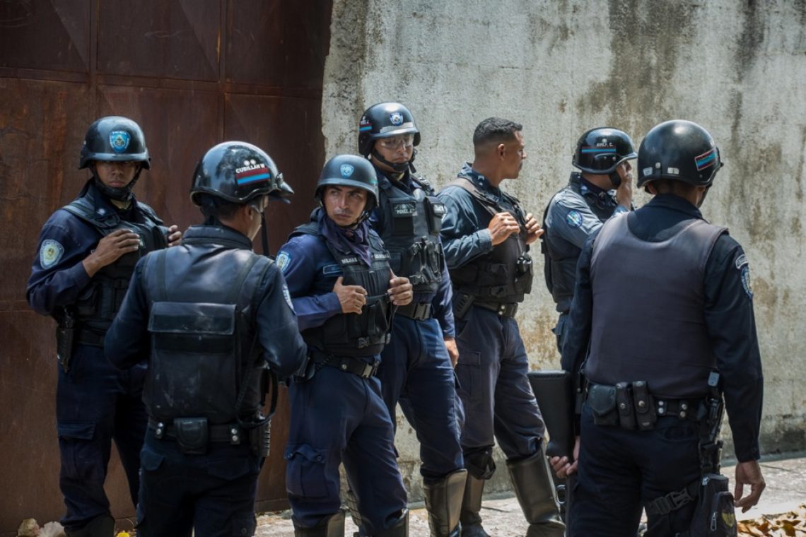 Venezuelske oblasti prevzele nadzor nad zaporom z bazenom in diskoteko