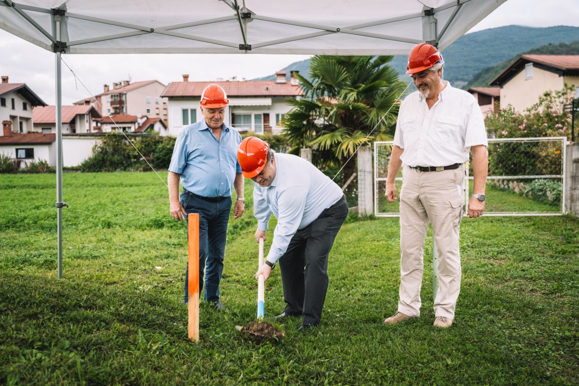Direktor podjetja Mensel Darko Grum, župan občine Kanal Miha Stegel in direktor Proadrie Rudi Pogačar pri simbolični zasaditvi prve lopate za začetek del na priključku na vodni vir Mrzlek.