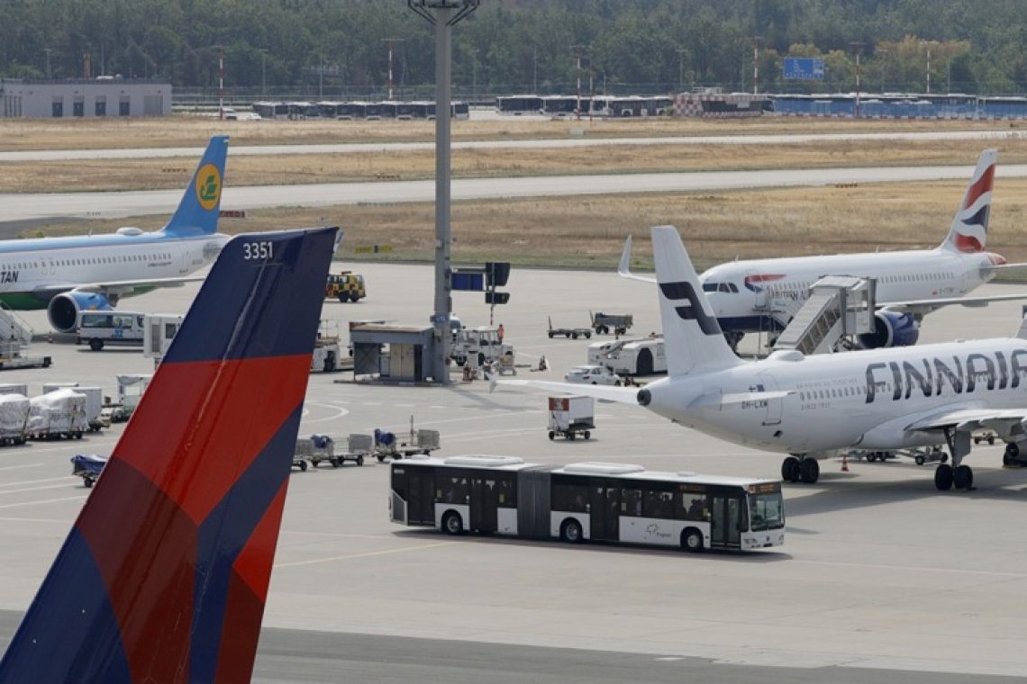 Dron povzročil zamude in odpovedi na letališču v Frankfurtu
