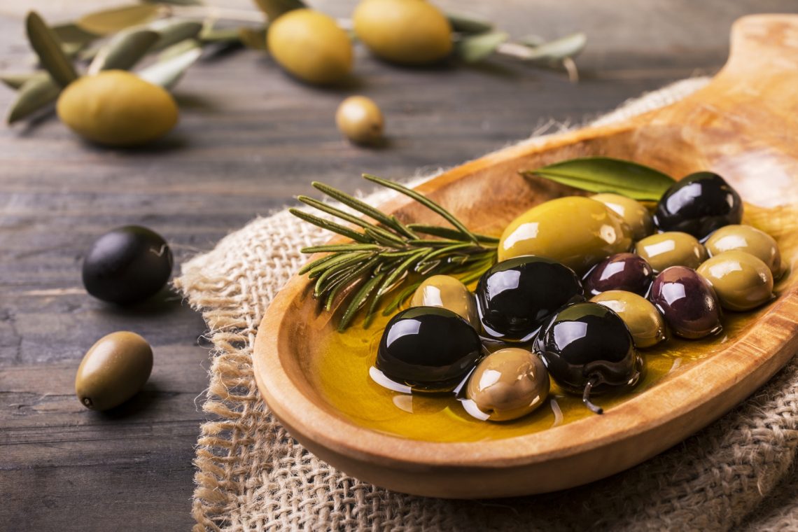 S polnilom ali brez, zelene ali črne? To so najbolj zdrave in najmanj kalorične olive