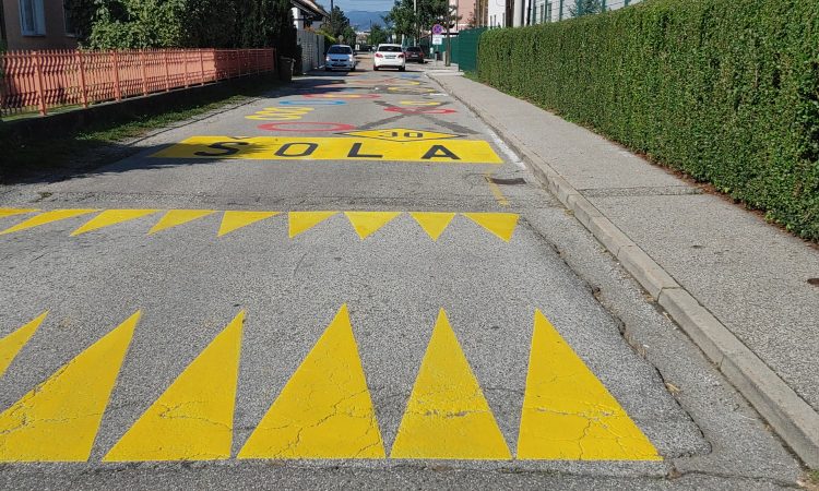 Pred osnovno šolo Toneta Čufarja v Mariboru je za starše otrok vzpostavljena dostavna niša »kiss & dropp«