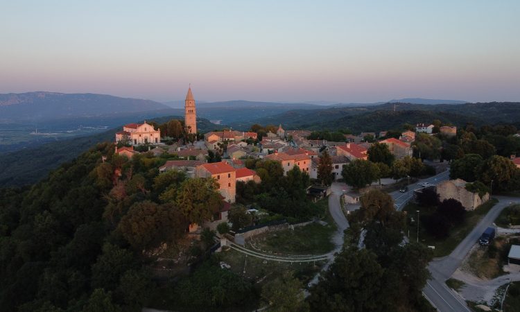 Občina v hrvaški Istri od države zahteva več deset bagrov za rušenje črnih gradenj 