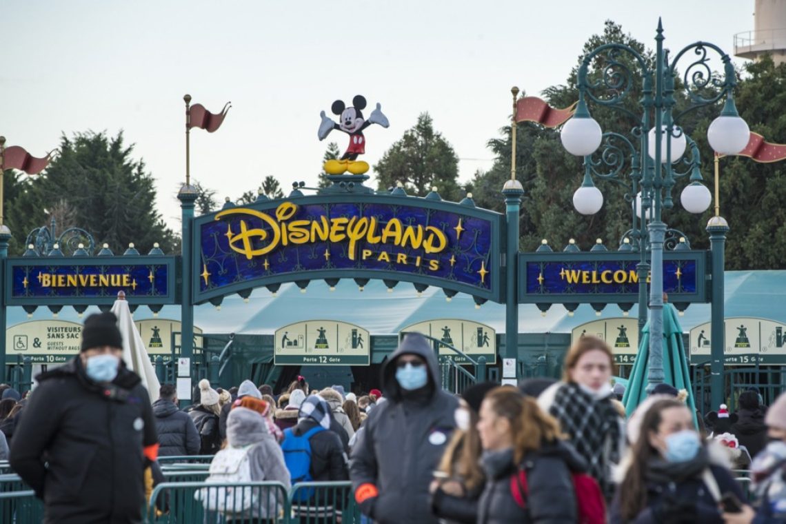 Vlak z evroposlanci namesto v Strasbourg prispel v Disneyland