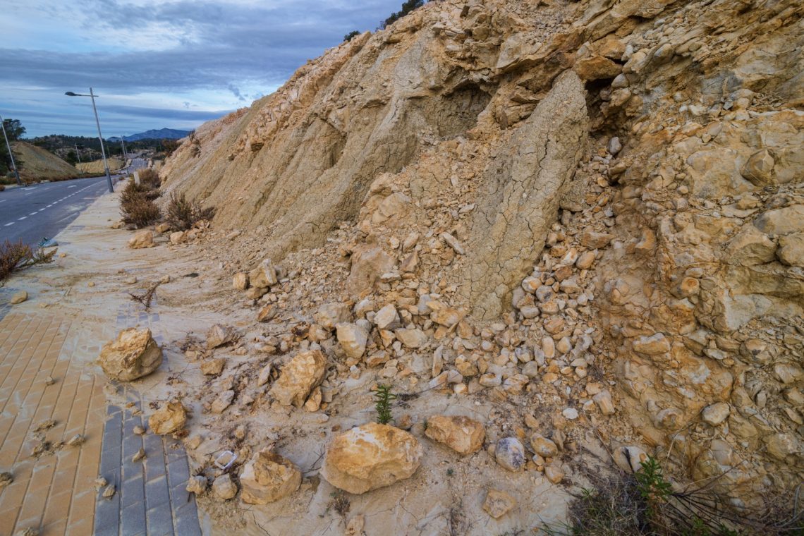 Geološki zavod opozarja na povečano verjetnos zemeljskih plazov