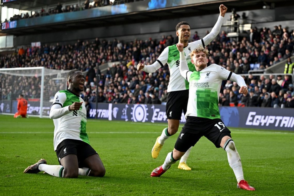 Liverpool z igralcem več ob koncu do zmage in prvega mesta