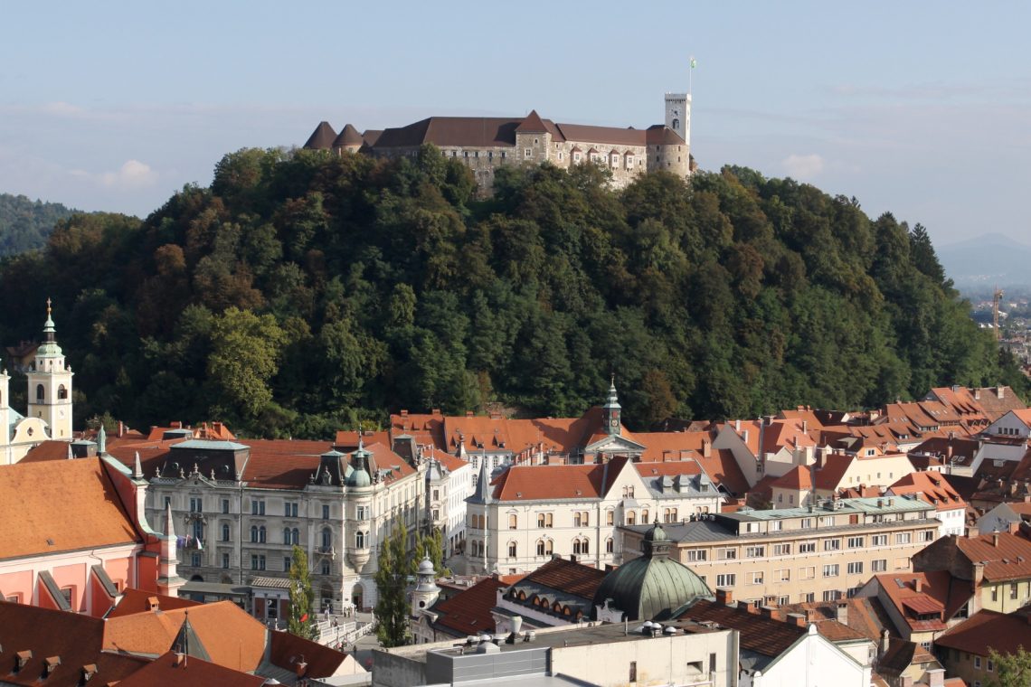 Tuji turisti v Ljubljano vse pogosteje z avtobusom