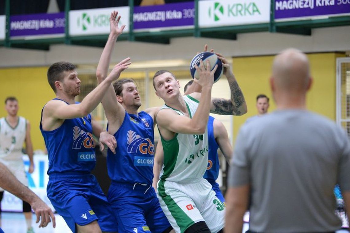 Košarkarji Krke so v 17. krogu lige Nova KBM premagali GGD Šenčur z 89:84