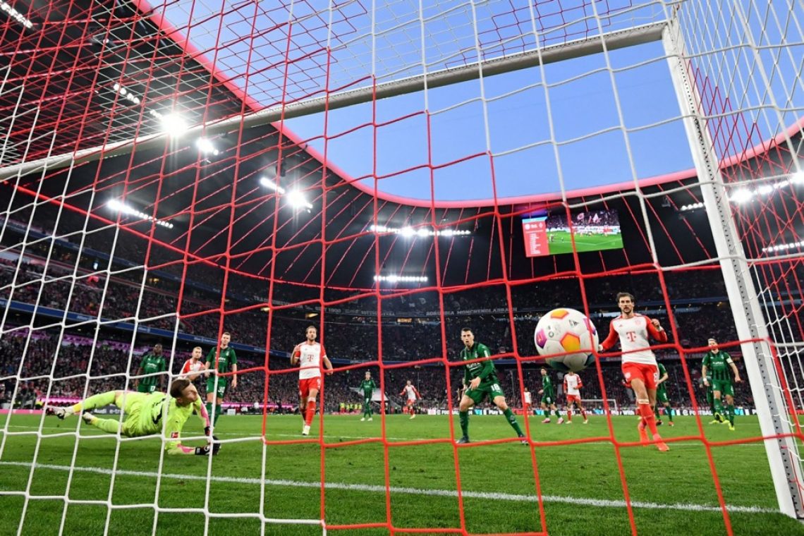 Bayern pred derbijem vodilnih še brez Daviesa