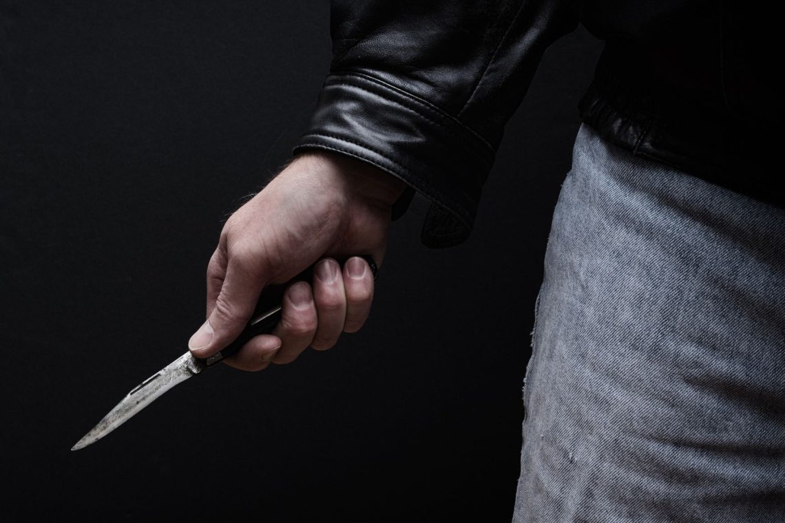 Moški z ostrim predmetom poškodoval znanko na avtobusu za Bežigradom