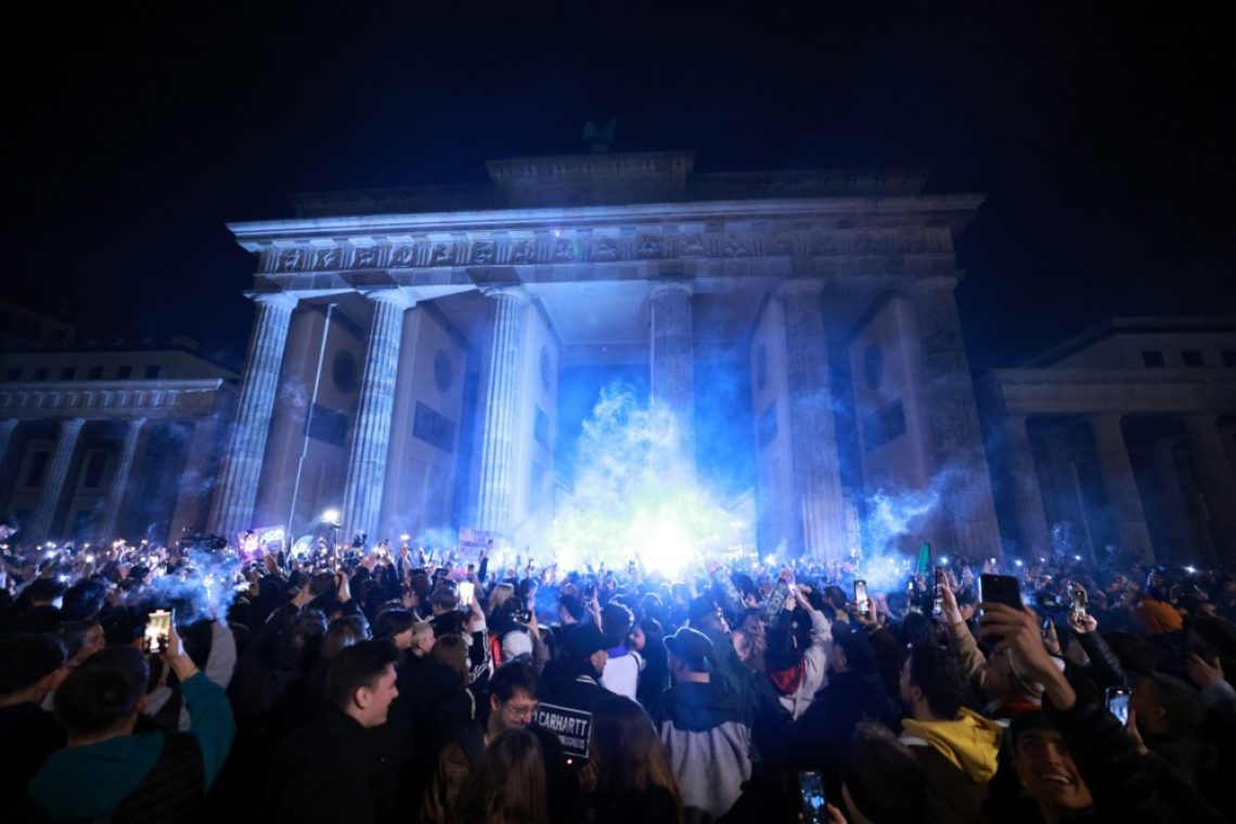 V pozdrav zakonu, ki legalizira konopljo, zbor kadilcev pod Brandenburškimi vrati